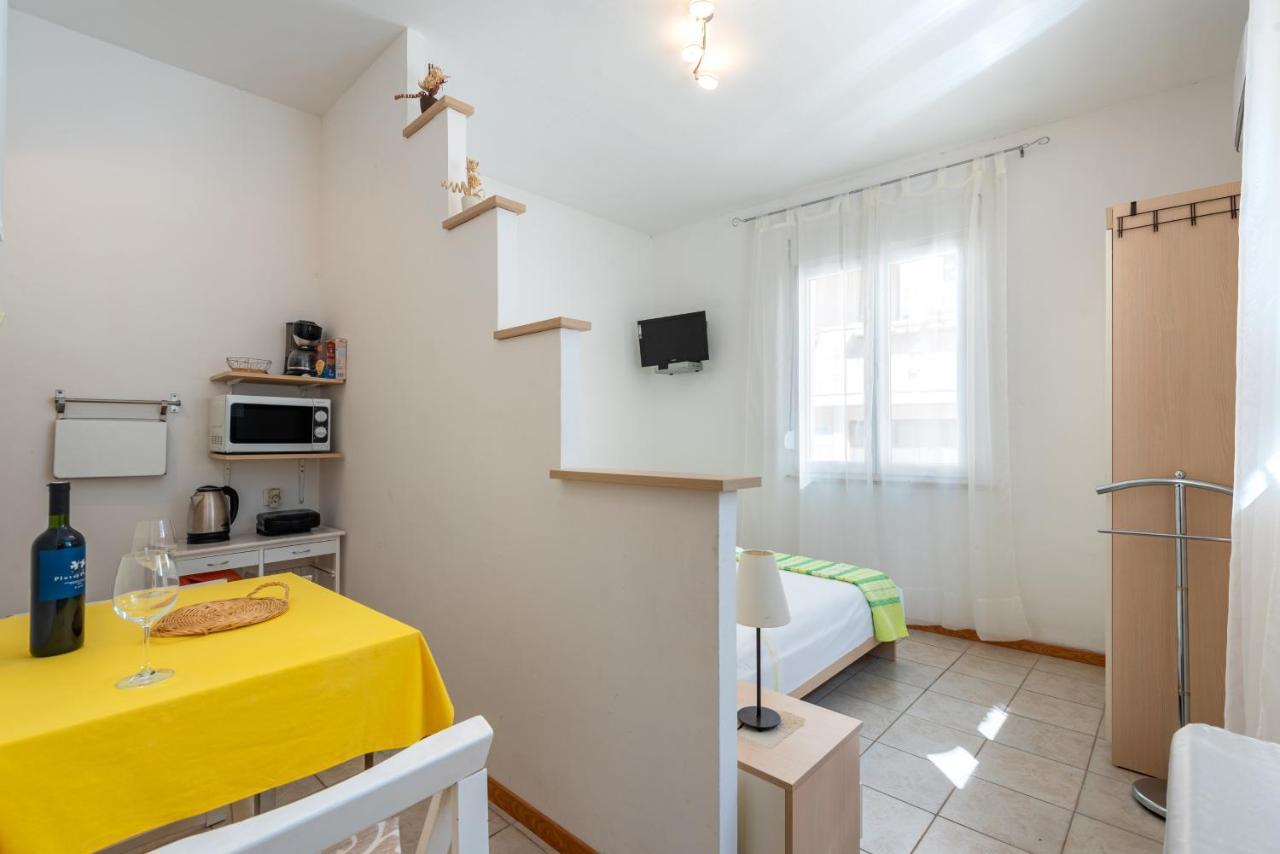 Apartments By The Sea Jelsa, Hvar - 11319 耶尔萨 外观 照片