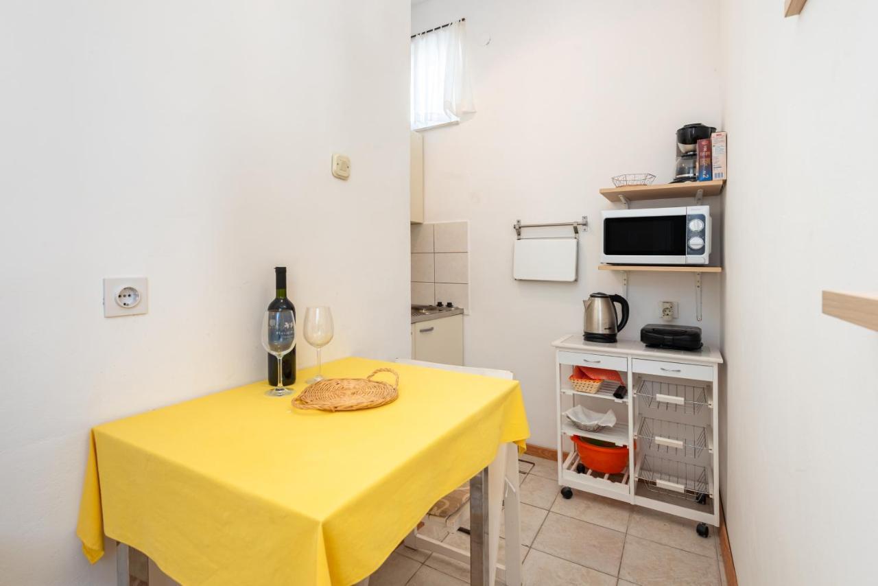 Apartments By The Sea Jelsa, Hvar - 11319 耶尔萨 外观 照片