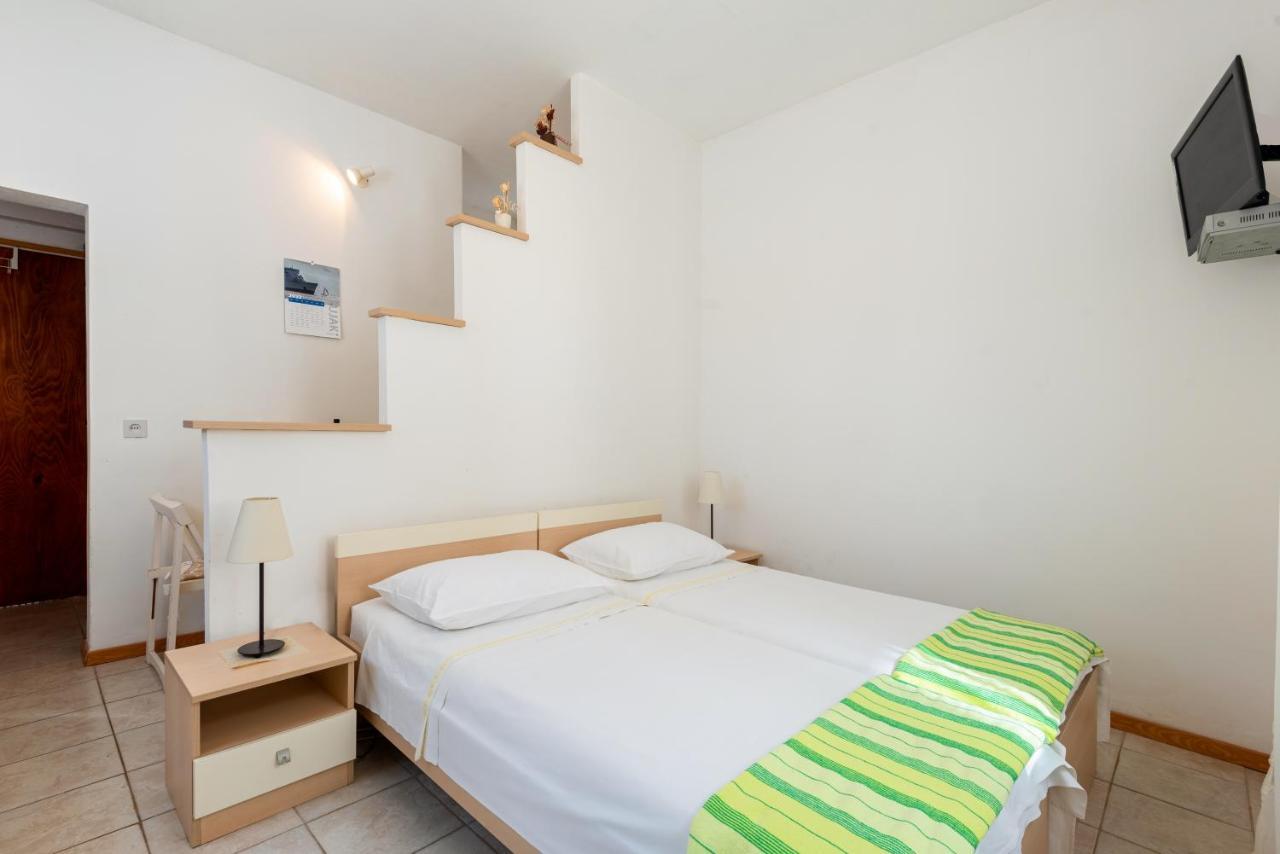 Apartments By The Sea Jelsa, Hvar - 11319 耶尔萨 外观 照片
