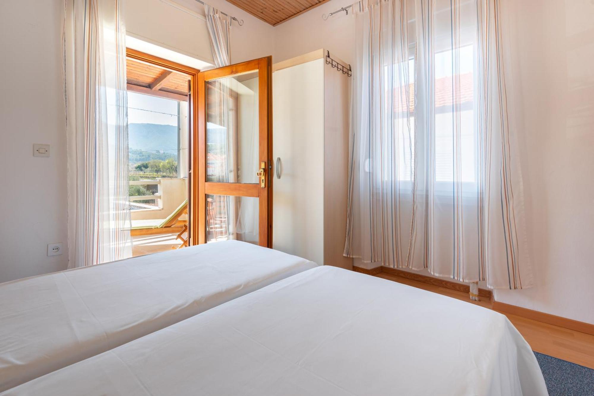 Apartments By The Sea Jelsa, Hvar - 11319 耶尔萨 客房 照片